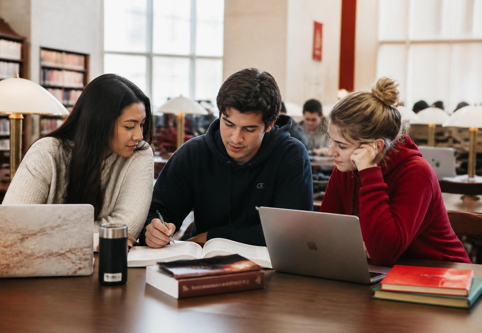 Studenti in biblioteca durante una sessione di studio